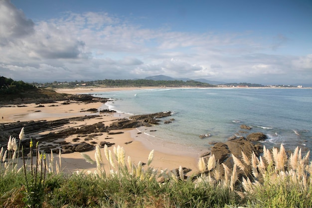 Blick auf den Strand von Loredo in Santander, Spanien