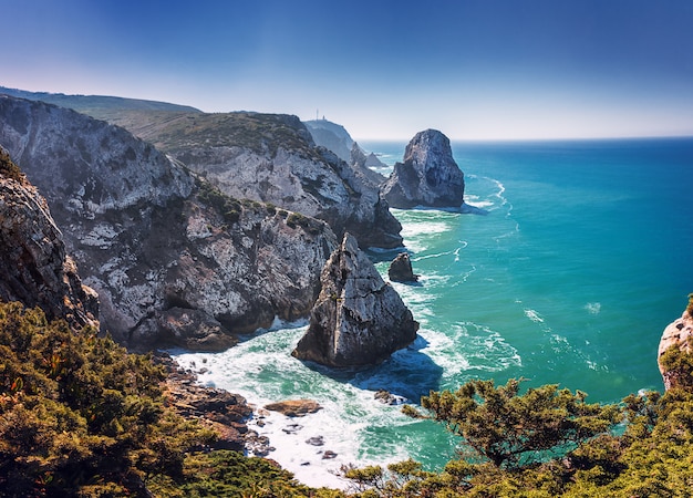 Blick auf den Strand von Ursa und Cabo da Roca von der Klippe. Atlantischer Ozean. Lisboa. Portugal. Europa