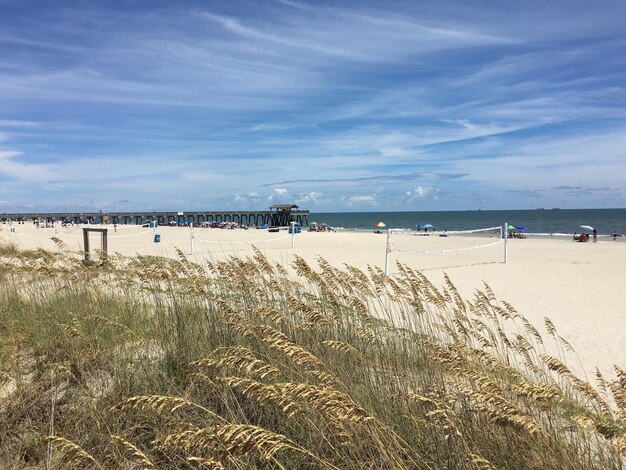 Foto blick auf den strand vor bewölktem himmel