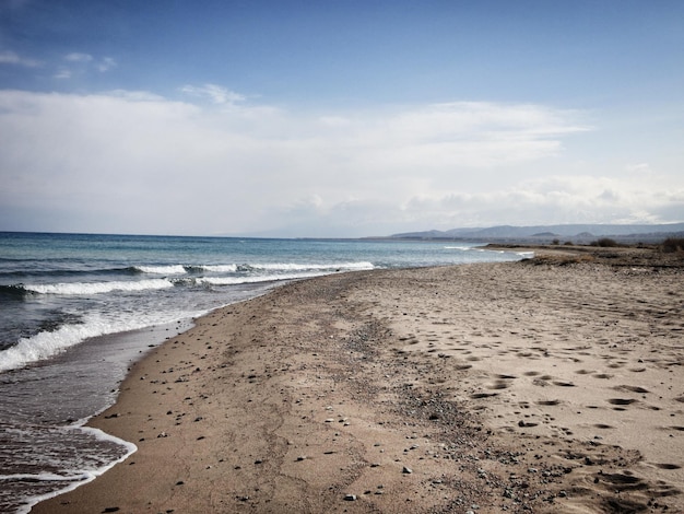 Blick auf den Strand vor bewölktem Himmel