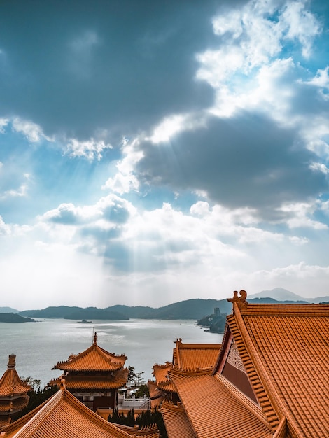 Blick auf den Tempel mit Sonnenlicht, das über den See Sonne-Mond-See Taiwan spritzt
