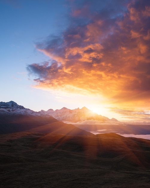 Foto blick auf den tetnuldi-berg in zemo svaneti, georgien