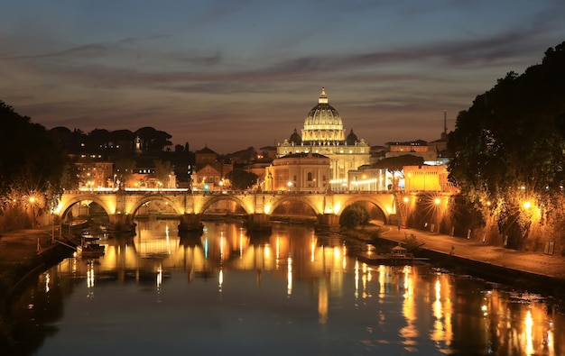 Blick auf den Tiber und den Petersdom in Rom, Italien