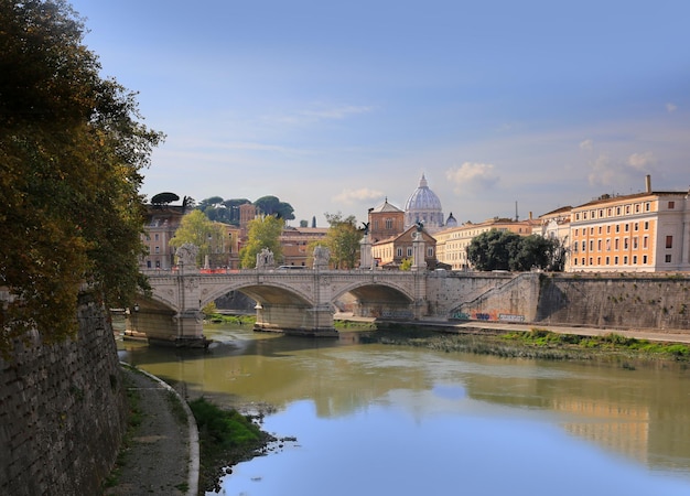 Blick auf den Tiber und den Petersdom in Rom, Italien