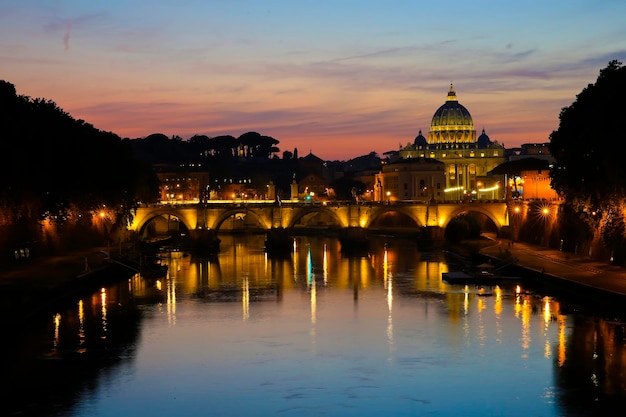 Blick auf den Tiber und den Petersdom in Rom, Italien