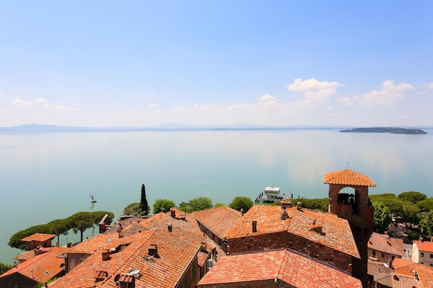 Blick auf den Trasimenischen See vom Schloss Passignano sul Trasimeno, Italien. Italienische Landschaft