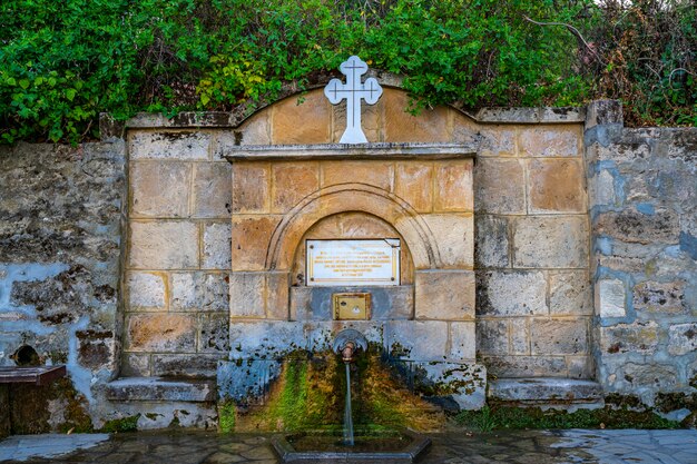 Blick auf den Trinkbrunnen im Kloster Bukovo in der Nähe von Negotin in Ostserbien