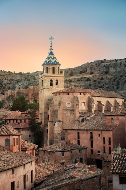 Blick auf den Turm der Kirche von Albarracin, einem historischen spanischen Dorf, das zum Nationaldenkmal erklärt wurde