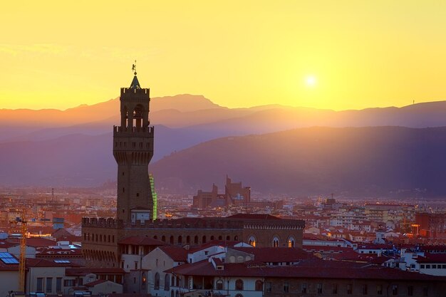 Blick auf den Turm des Palazzo Vecchio in Florenz, Italien