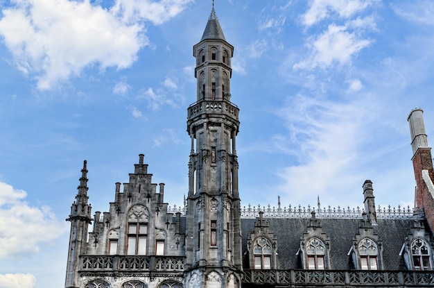 Blick auf den Turm Historium auf dem Marktplatz in Brügge, Belgien.