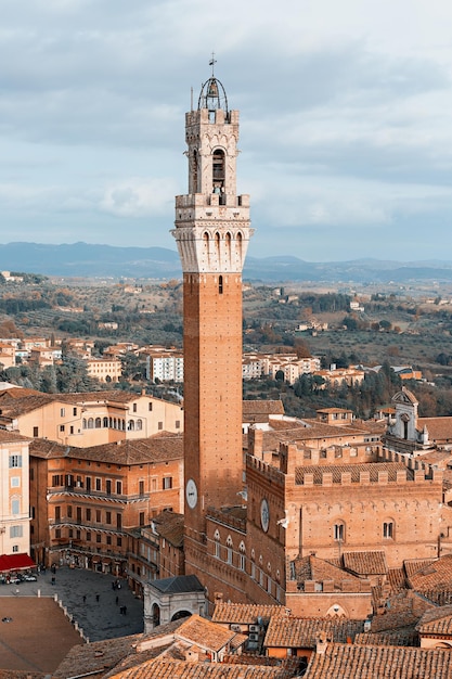 Blick auf den Turm Torre del Manja. Siena. Italien