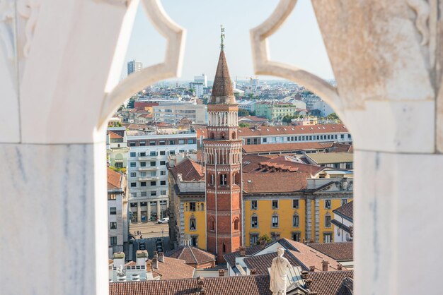 Blick auf den Turm von San Gottardo vom Dach des Doms durch verzierte Marmorzäune. Mailand, Italien