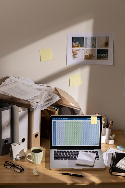 Foto blick auf den unordentlichen büroarbeitsplatz mit laptop-gerät