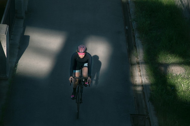 Blick auf den von den ersten Sonnenstrahlen beleuchteten Radfahrer