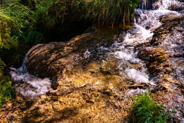 Blick auf den Wasserfall Gostilje am Berg Zlatibor in Serbien