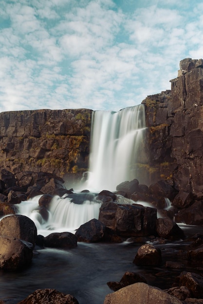 Blick auf den Wasserfall in den Bergen.