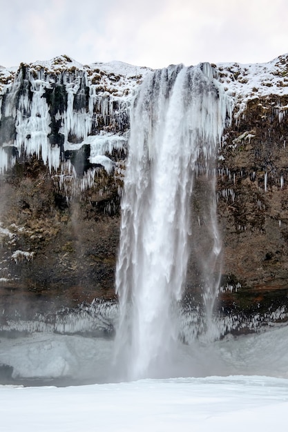 Blick auf den Wasserfall Seljalandfoss im Winter