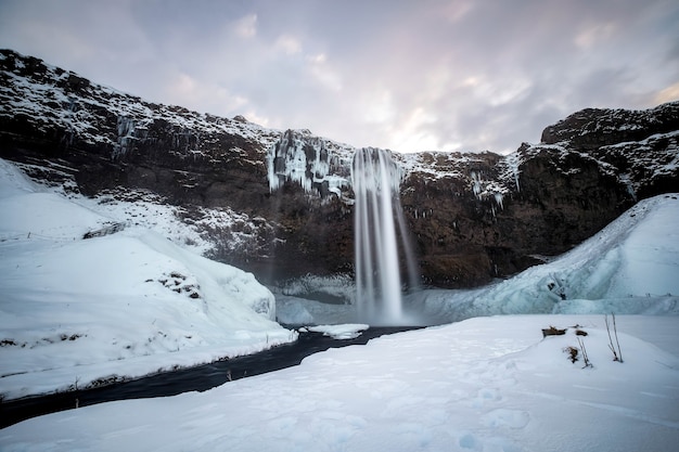 Blick auf den Wasserfall Seljalandfoss im Winter