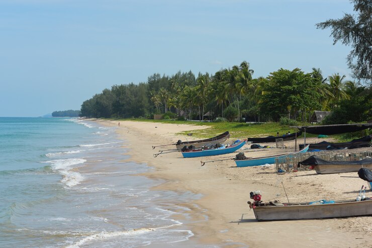 Blick auf den weißen Sandstrand und Strand
