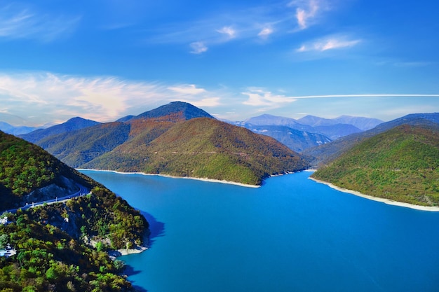 Blick auf den Zhinvali-Stausee, den Ananuri-See mit türkisfarbenem Wasser in der Nähe der Hauptstadt Tiflis in Georgien