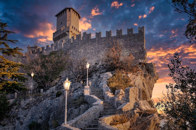 Blick auf den zweiten Turm der Burg San Marino auf dem Berg Titano auf der Spitze des HügelsxDxA