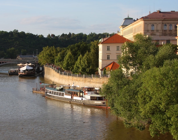 Blick auf Denkmäler vom Fluss in Prag.