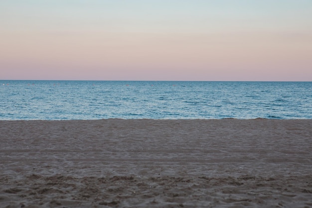 Blick auf die Abenddämmerung am Sandstrand. Platz kopieren