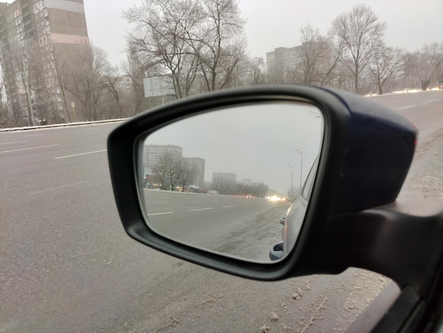 Blick auf die Abendstraße mit Bäumen im Rückspiegel