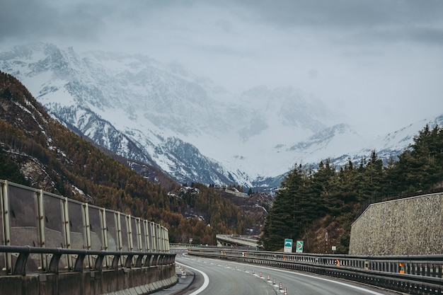 Blick auf die Alpen entlang der Straße zum Frejustunnel