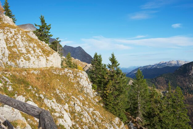 Blick auf die alpine Bergwelt im Berchtesgadener Land an einem warmen Herbsttag
