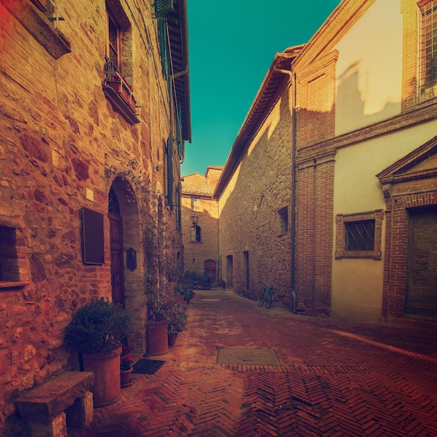 Blick auf die alte alte europäische Stadt Straße von Pienza Italien Sonniger Reise-Vintage-Hintergrund mit Kopierraum