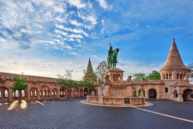 Blick auf die alte Fischerbastei in Budapest. Statue des Heiligen Istvan