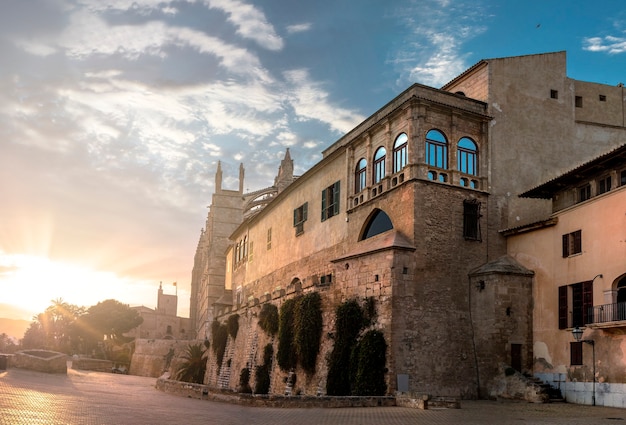 Blick auf die alte, historische, typische Straße in Palma De Mallorca, Spanien