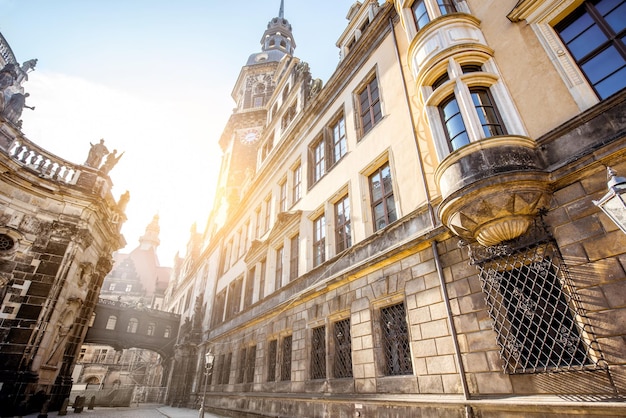 Blick auf die alte Schlossmauer und den Hausmannsturm in Dresden bei Sonnenaufgang in Deutschland