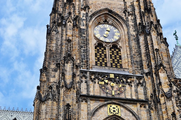 Blick auf die alte Uhr am Dom. Gotische alte Kathedrale.