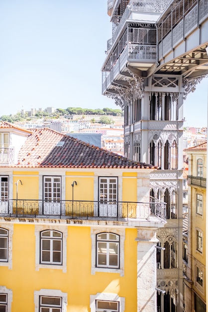 Blick auf die alten Gebäude mit dem berühmten Metallaufzug Saint Justa bei sonnigem Wetter in der Stadt Lissabon, Portugal