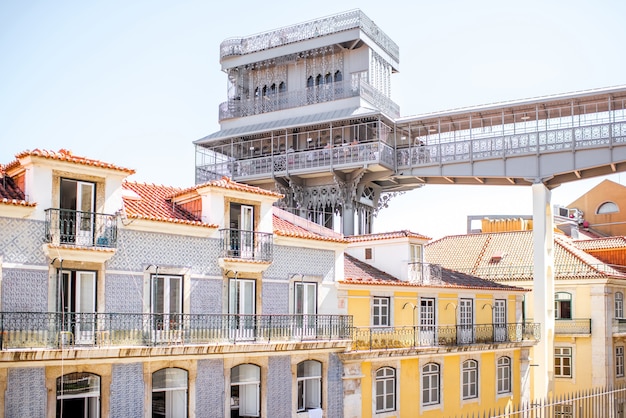 Blick auf die alten Gebäude mit dem berühmten Metallaufzug Saint Justa bei sonnigem Wetter in der Stadt Lissabon, Portugal