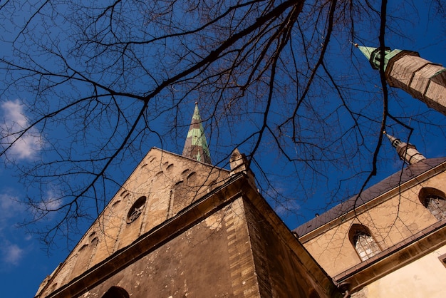 Blick auf die alten Häuser im Zentrum von Tallinn, der Hauptstadt Estlands mit blauem Himmel