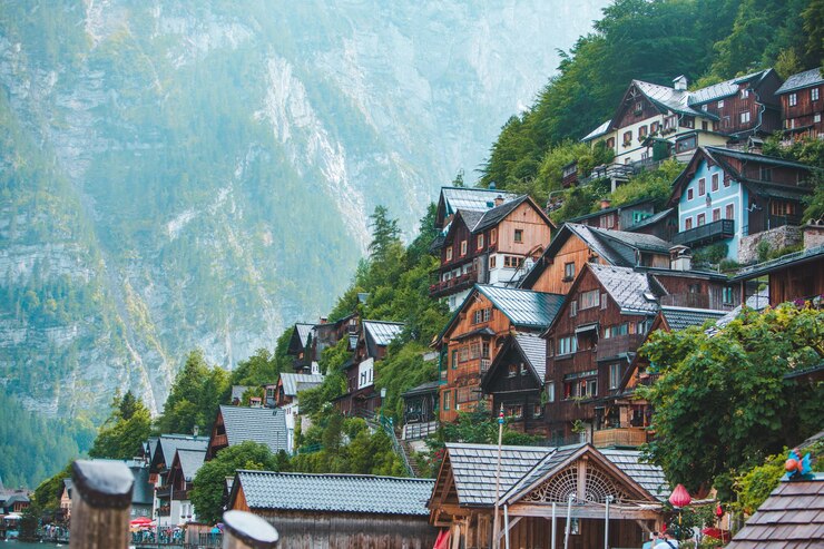 Blick auf die alten Holzgebäude von Hallstatt im Hintergrund