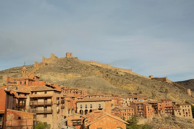 Foto blick auf die altstadt und das schloss von albarracin in teruel, spanien