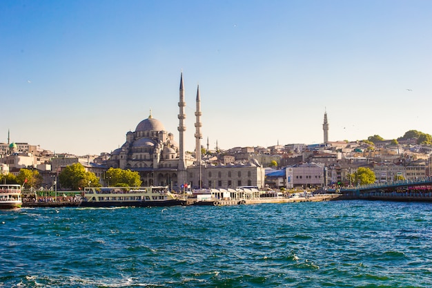 Blick auf die Altstadt und die schöne Moschee in Istanbul