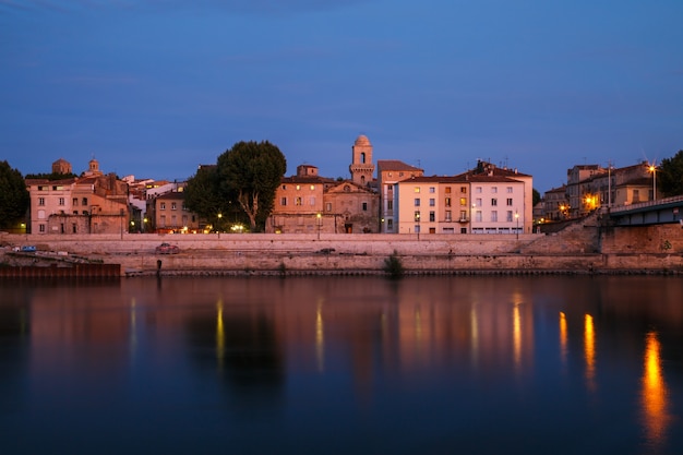 Blick auf die Altstadt von Arles vom Fluss Twilight Arles ProvenceAlpesCote dAzur France
