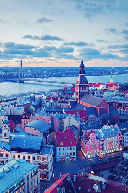 Blick auf die Altstadt von Riga mit Dom und Fluss Daugava bei Sonnenuntergang im Winter