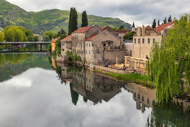 Blick auf die Altstadt von Trebinje und den Fluss Trebisnjica mit schönen Reflexionen, Bosnien und Herzegowina