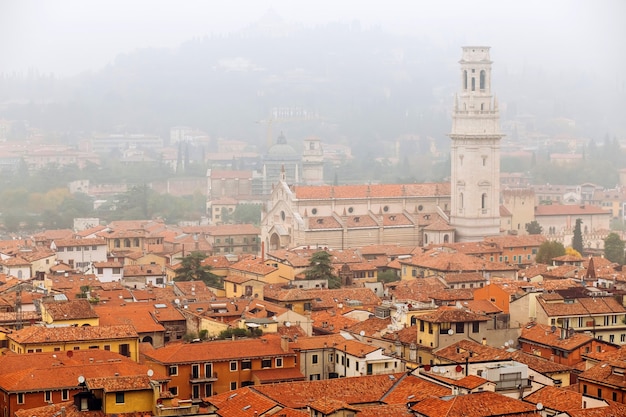 Blick auf die Altstadt von Verona in Luftaufnahme, Italien. Nebel oben in Verona. rote Dächer einer mittelalterlichen Stadt in Italien