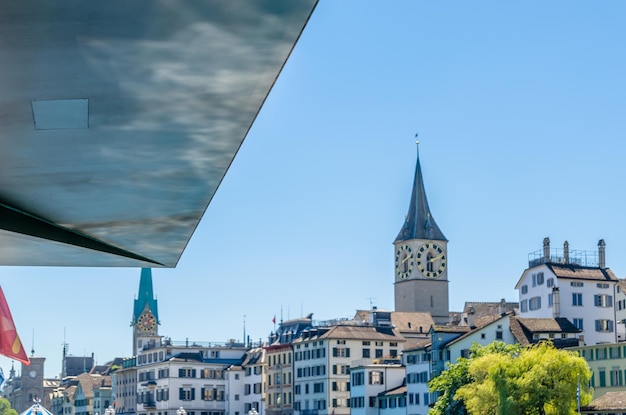 Blick auf die Altstadt von Zürich am Ufer des Limmat