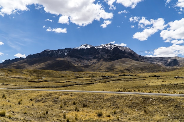 Blick auf die Anden vom Orient Express in Peru