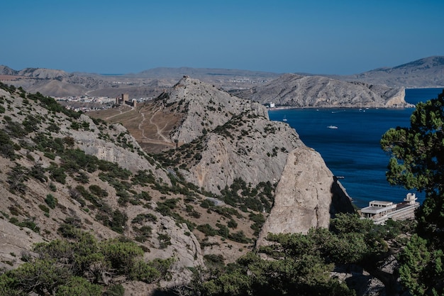 Blick auf die antike Stadt Sudak und die genuesische Festung an der Schwarzmeerküste auf der Krim an einem sonnigen Sommertag