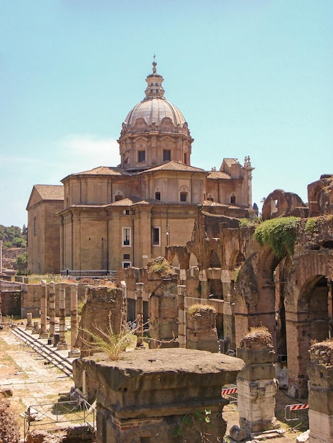 Blick auf die antiken Säulen und die Stadt an einem Sommertag Rom Italien