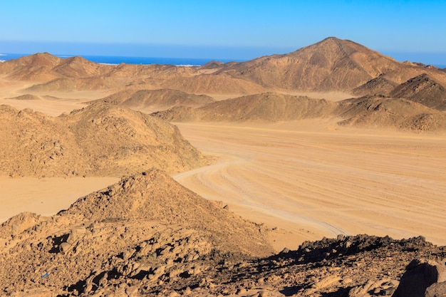 Blick auf die arabische Wüste und die Berge des Roten Meeres in Ägypten